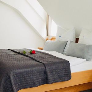 Zimmer mit Kingsize-Bett